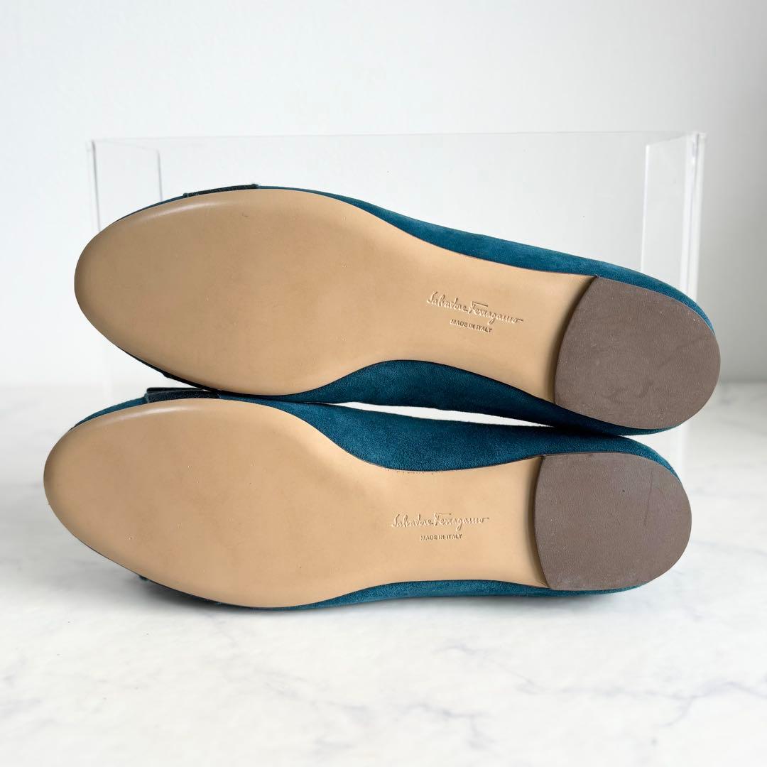極美品 フェラガモ 6D ヴァリナ ヴァラリボン フラットパンプス グリーン 金
