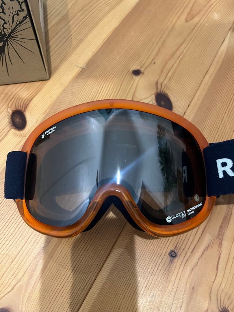 美品　REVOLT SUPER LIGHT FRAME ゴーグル　調光