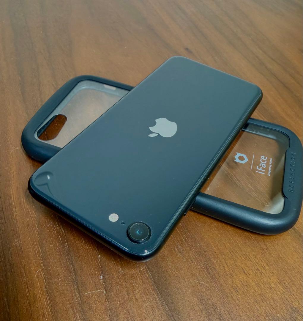 Apple iPhone SE2 ブラック iface. ケース付き