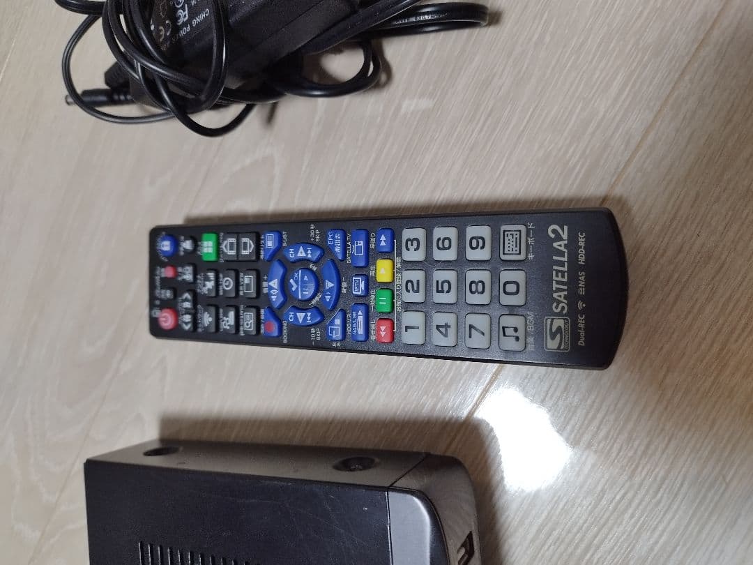 SATELLITE2 HDMI接続機器 本体とリモコン