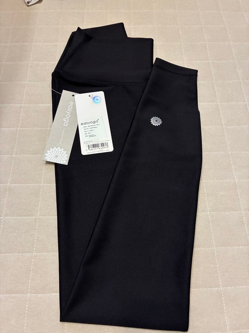 イージーヨガシームレススリムパンツ　新品