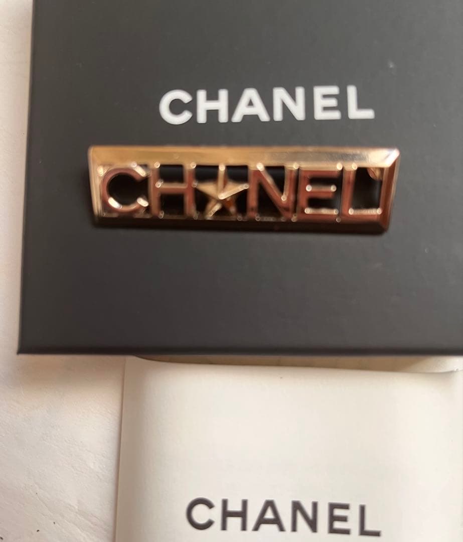 新品！シャネルchanel★ロゴブローチ