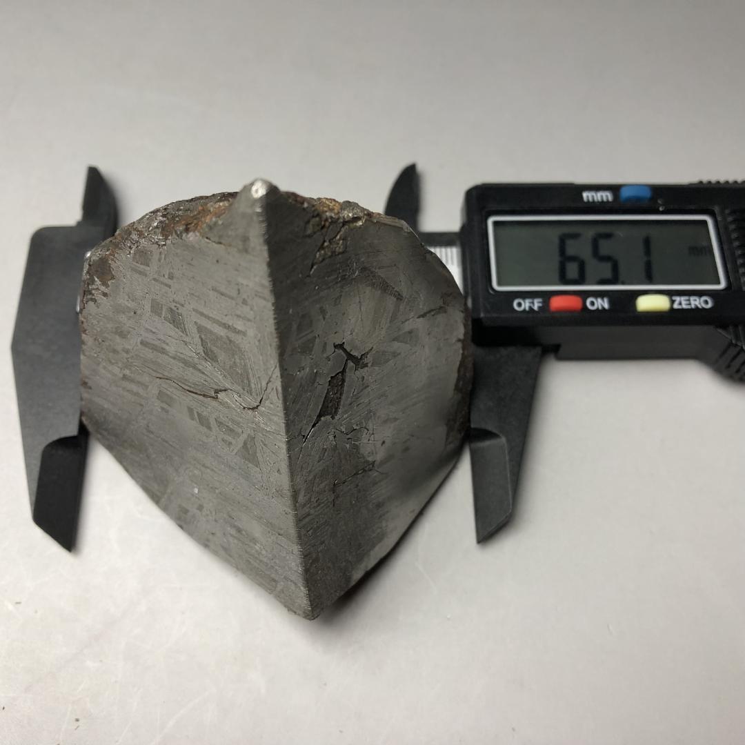 アルタイ隕石 鉄隕石　外皮付き隕石　エンドカット　原石　重さ約553ｇ
