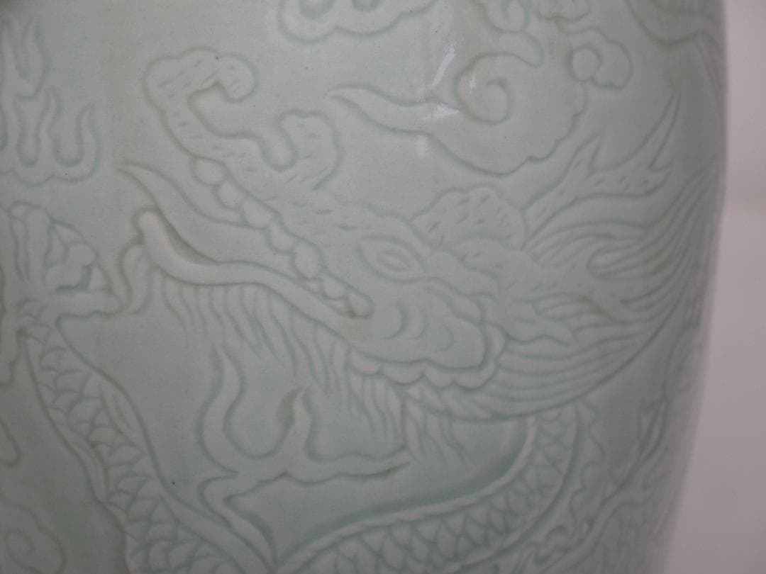 梅瓶　中国　竜文　大元大徳元年製　星帝萬歳萬歳萬萬歳　色は薄い緑です　-SO