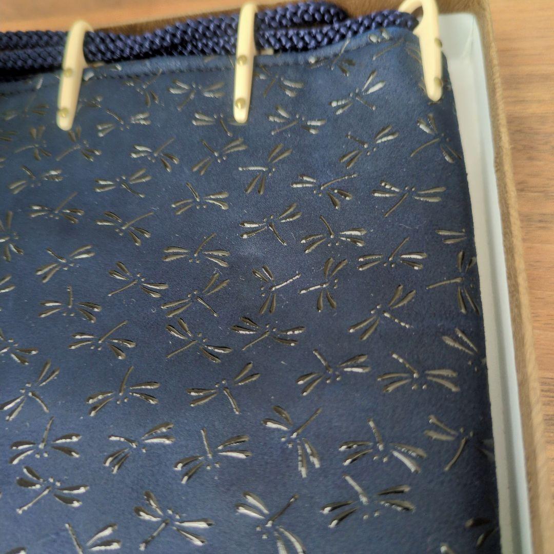 新品未使用 箱入り 印伝 　甲州印伝 印傳屋 　合切袋（大）　巾着　とんぼ　紺