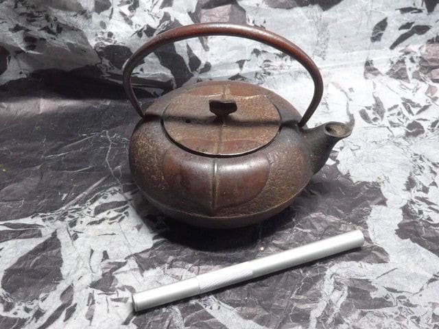 小振の南部鉄器の鉄の急須です。装飾性のあるものです