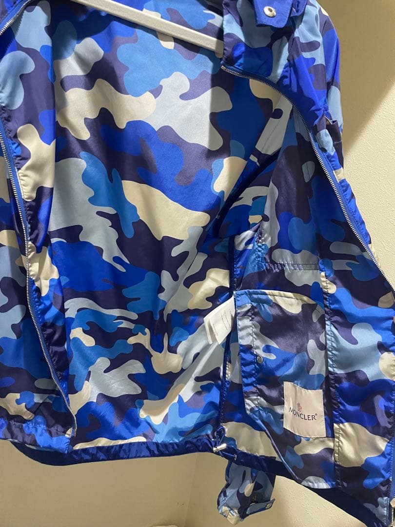 コ*ン様 MONCLER ナイロンジャケット カモ柄 ブルー