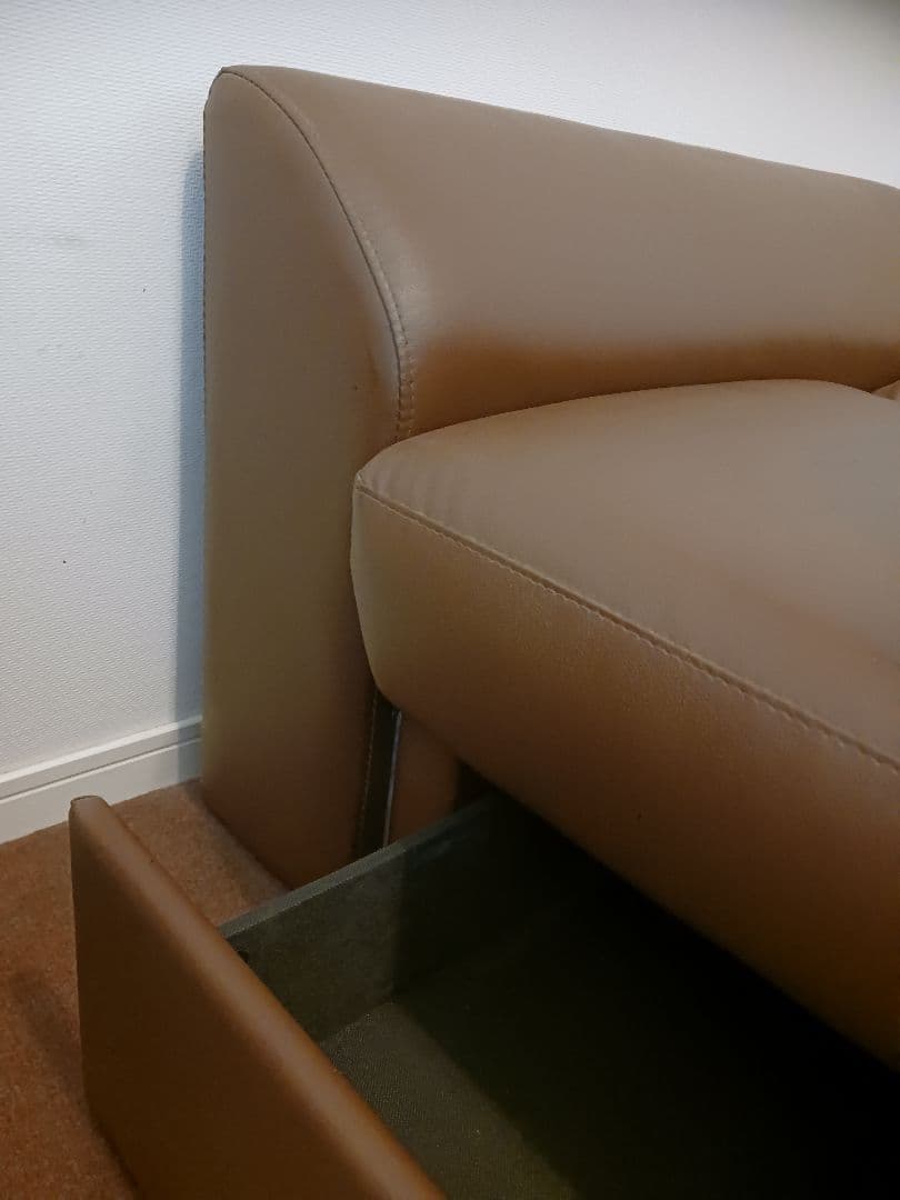 ブラウン ソファベッド センターコンソール付き、収納スペース付き