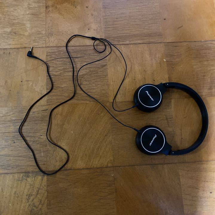 パイオニアヘッドホンです！あまり使ってないので状態はいいです！