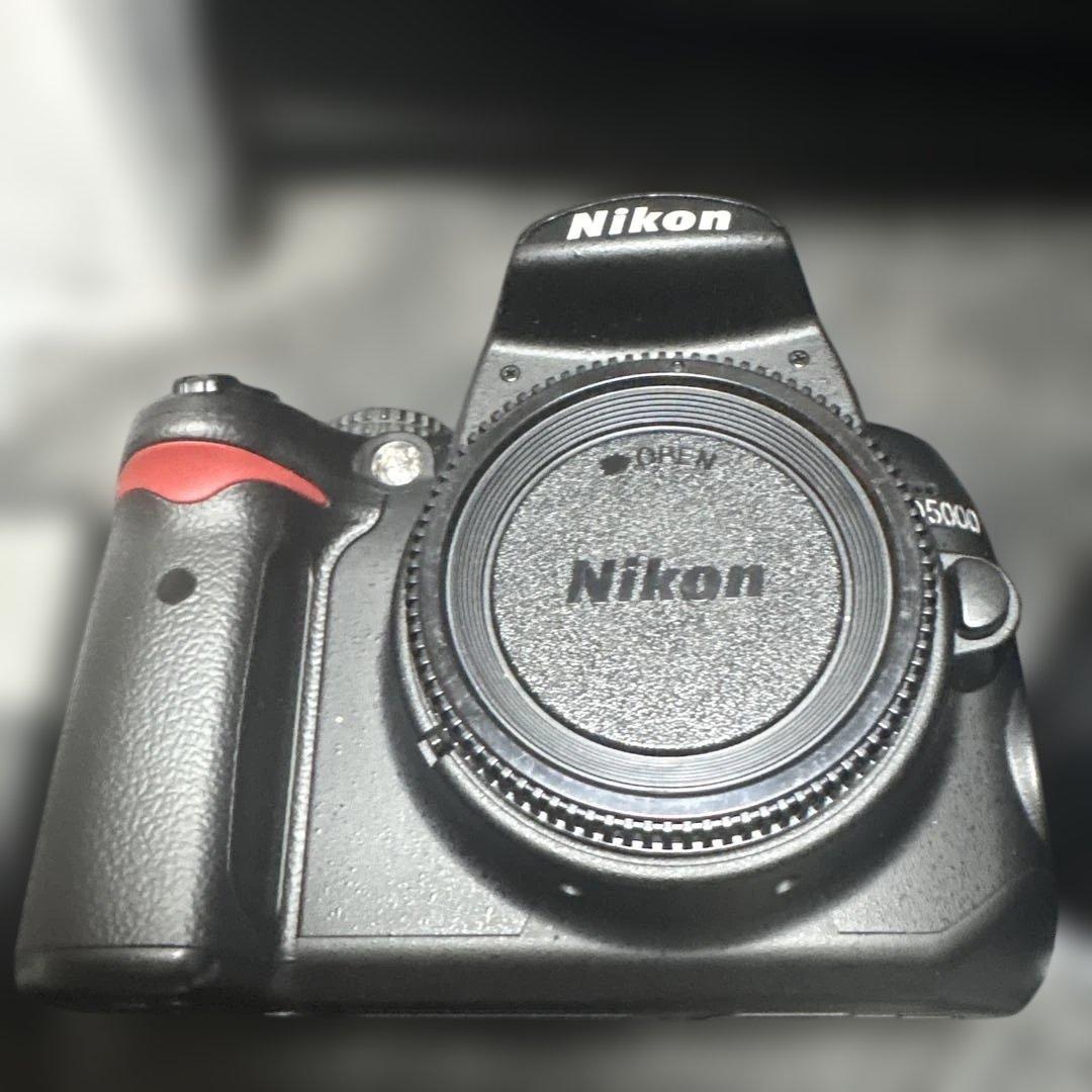 Nikon D5000 デジタル一眼レフカメラ ボディと付属品カメラバック付き