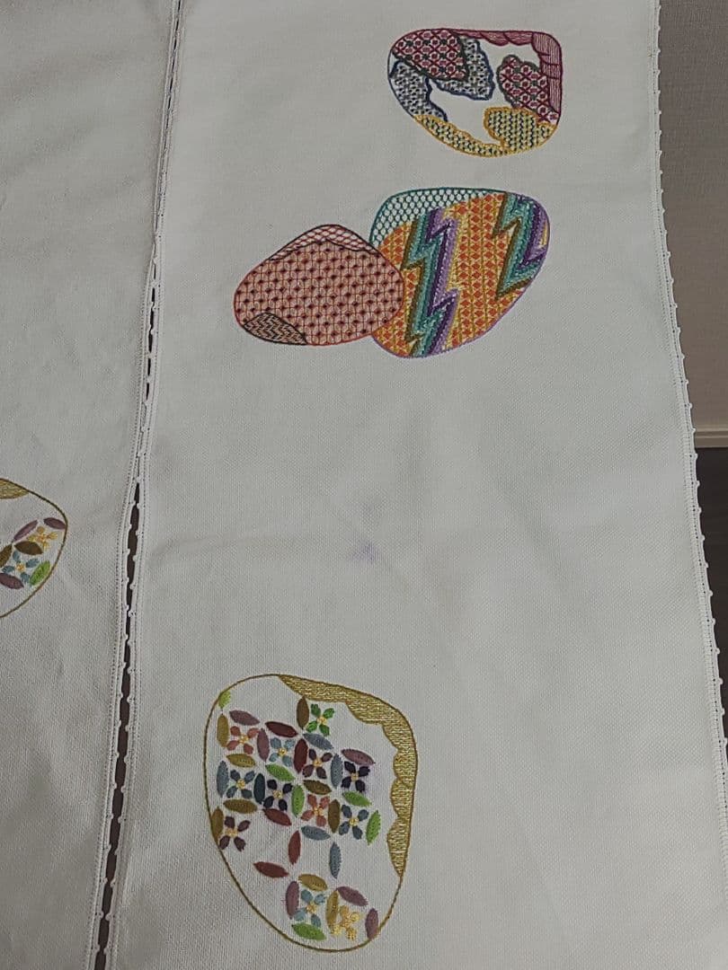 手刺繍 貝合わせ 模様入り 手編みレース縁取り 布製のれん 三つ割れ