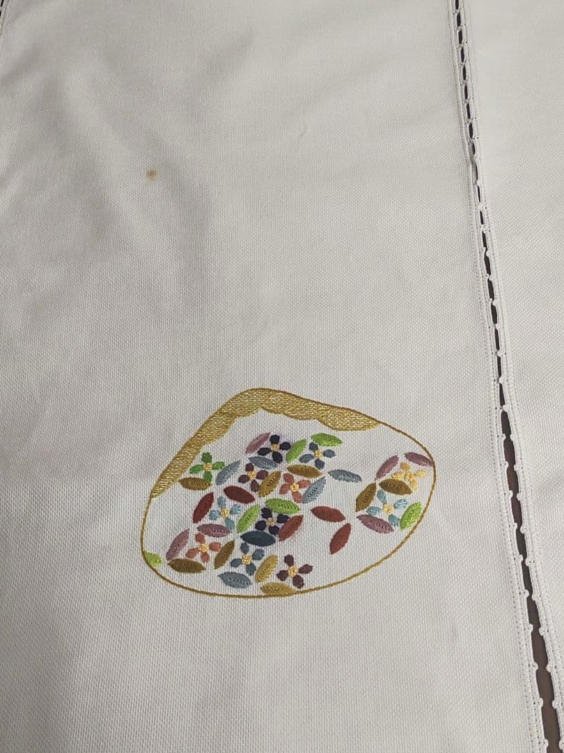 手刺繍 貝合わせ 模様入り 手編みレース縁取り 布製のれん 三つ割れ