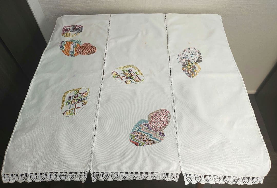 手刺繍 貝合わせ 模様入り 手編みレース縁取り 布製のれん 三つ割れ