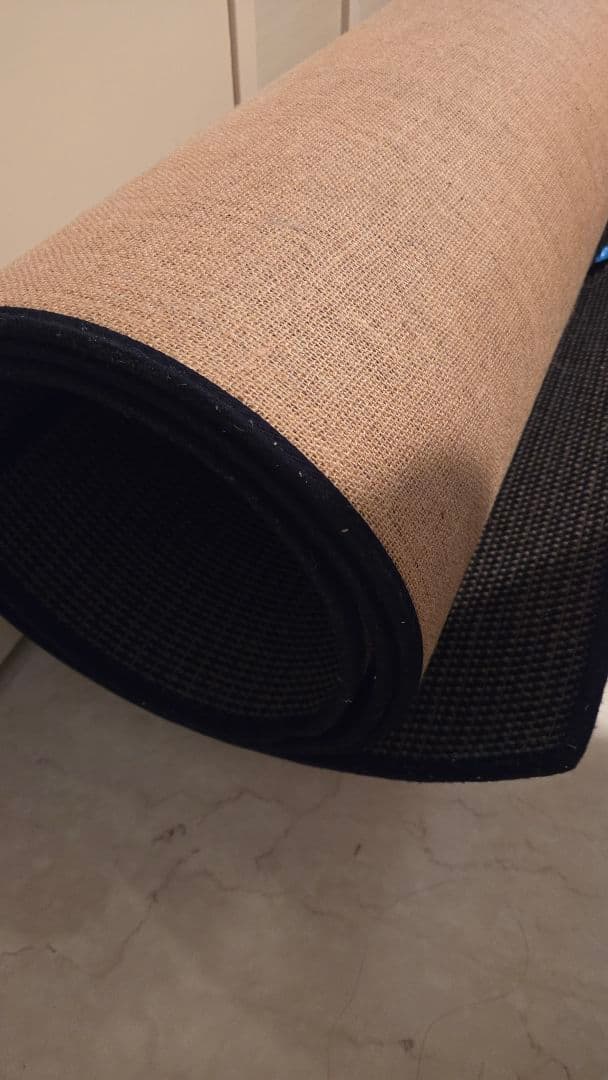 ベージュと黒のチェック柄ラグ