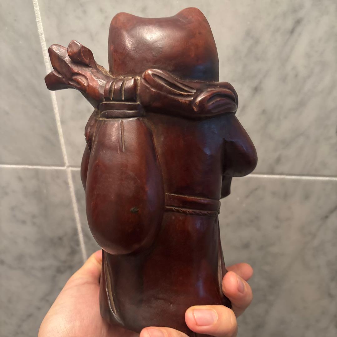 アンティーク平和的な笑顔で幸せやお金を招く一刀彫の布袋さんの猫の彫刻オブジェ