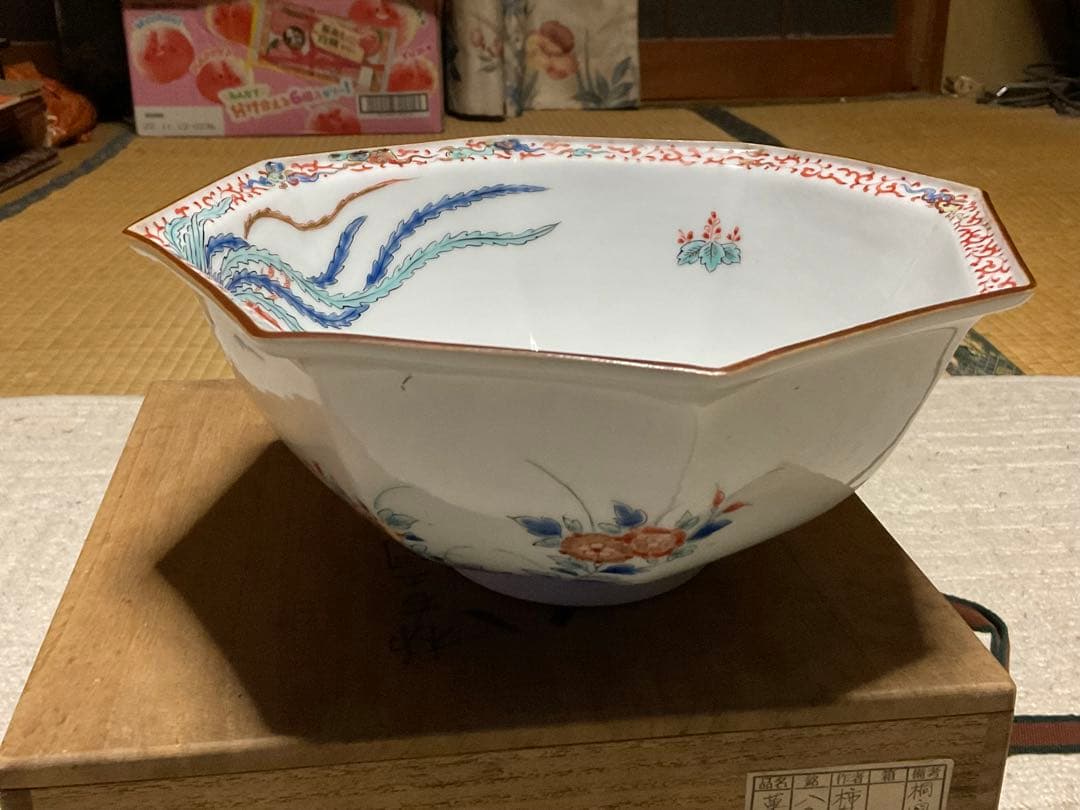八角菓子器／柿右衛門作桐鳳凰繪。桐箱付き　銘・八角鉢。【新品・未使用品】