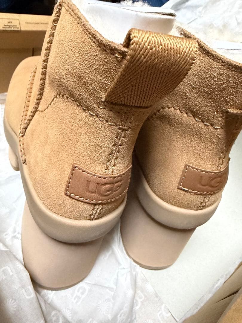 最終値下げ　公式通販購入未使用新品UGG ムートン厚底ヒール 箱付き 24.5