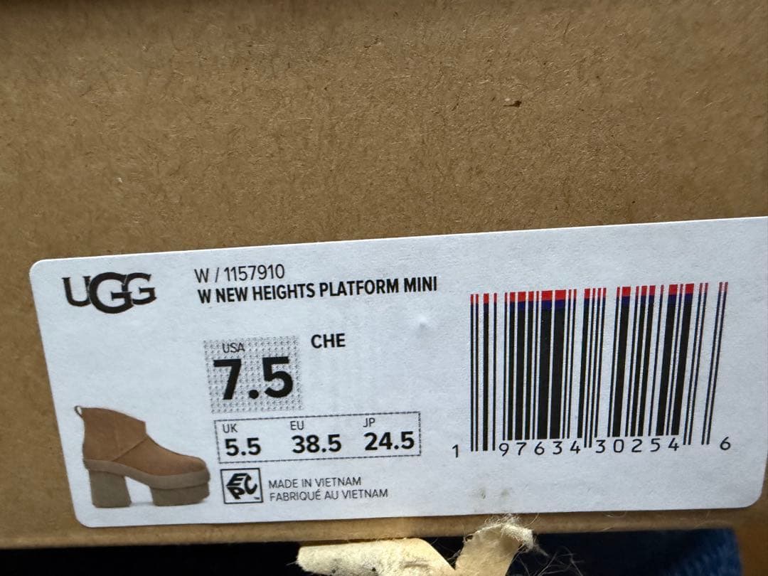 最終値下げ　公式通販購入未使用新品UGG ムートン厚底ヒール 箱付き 24.5