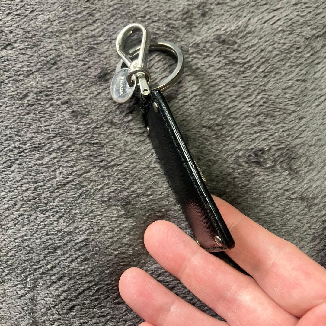 プラダ　キーホルダー　ポーター　ドアマン　ホテルマン　旅行　男　黒　ブラック