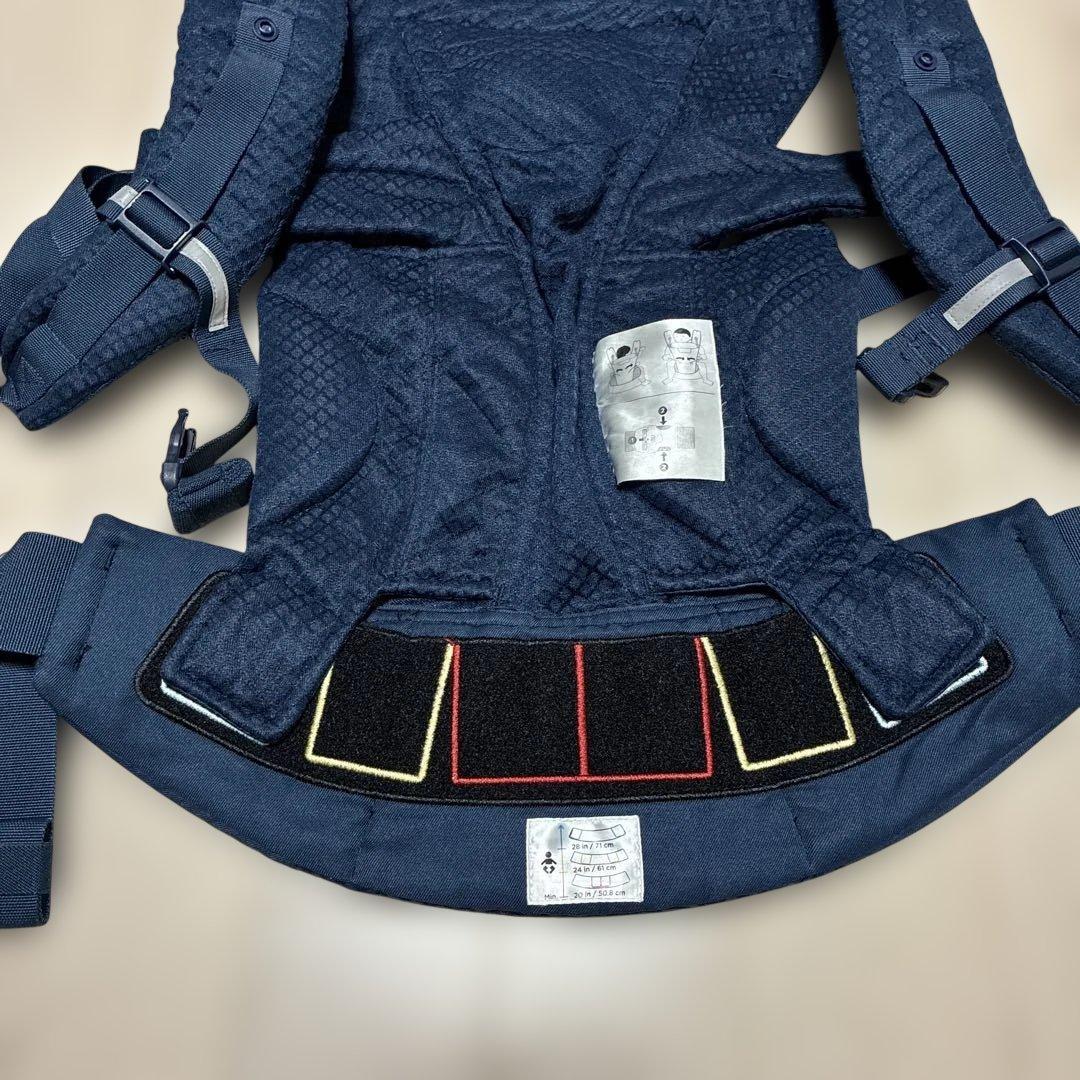美品！エルゴオムニブリーズ　ミッドナイトブルー　ergobaby 抱っこひも
