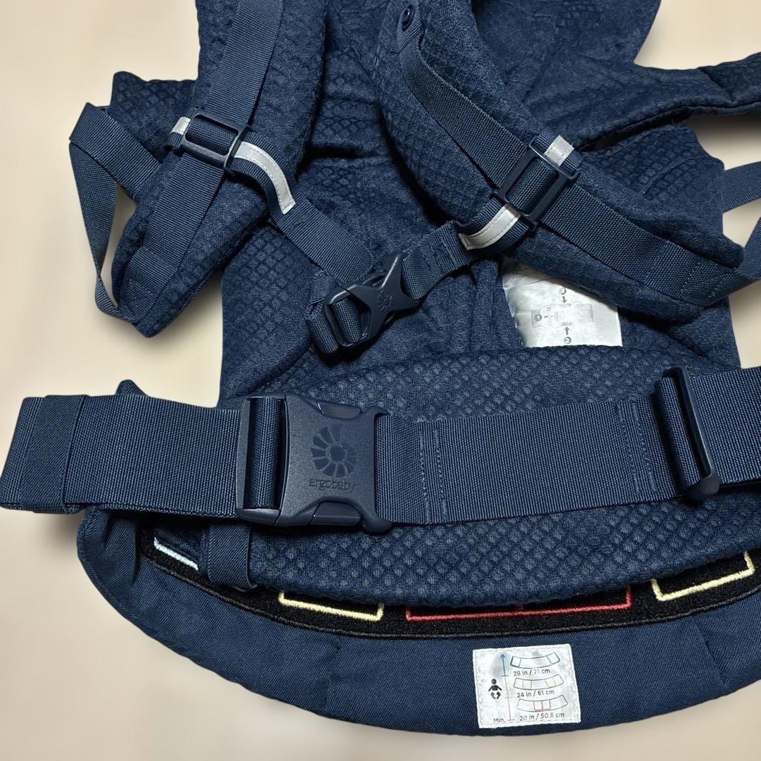 美品！エルゴオムニブリーズ　ミッドナイトブルー　ergobaby 抱っこひも