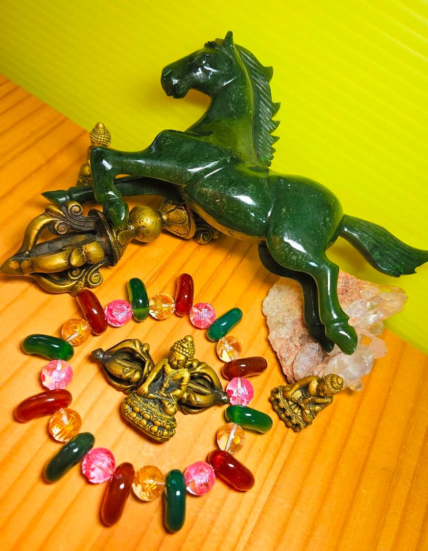 運気上昇‼️ネフライト(軟玉)の馬の置物と龍神勾玉ブレス