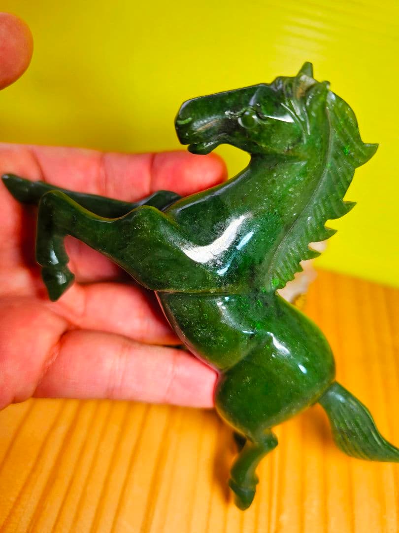 運気上昇‼️ネフライト(軟玉)の馬の置物と龍神勾玉ブレス