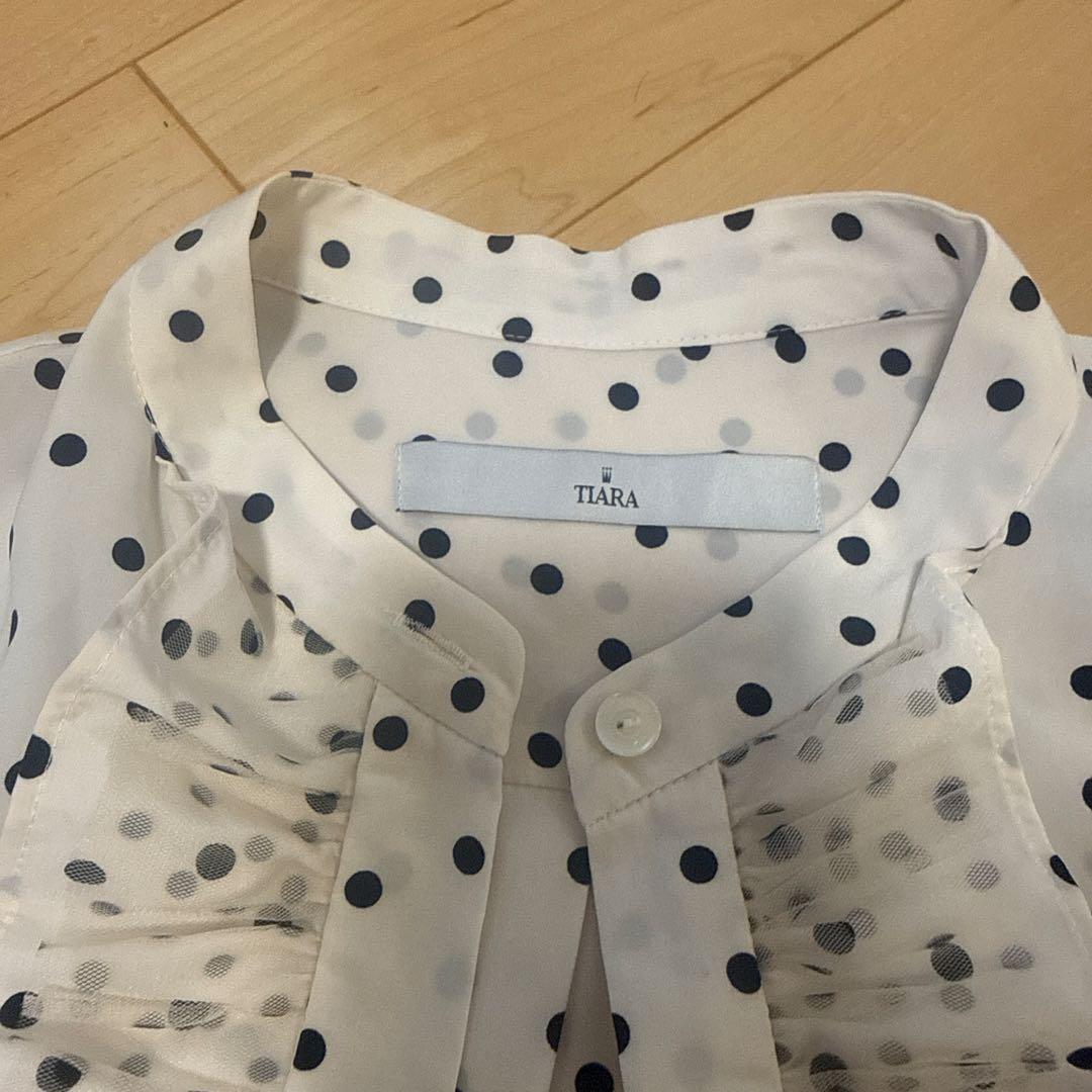 TIARA フリル付き水玉長袖ブラウス