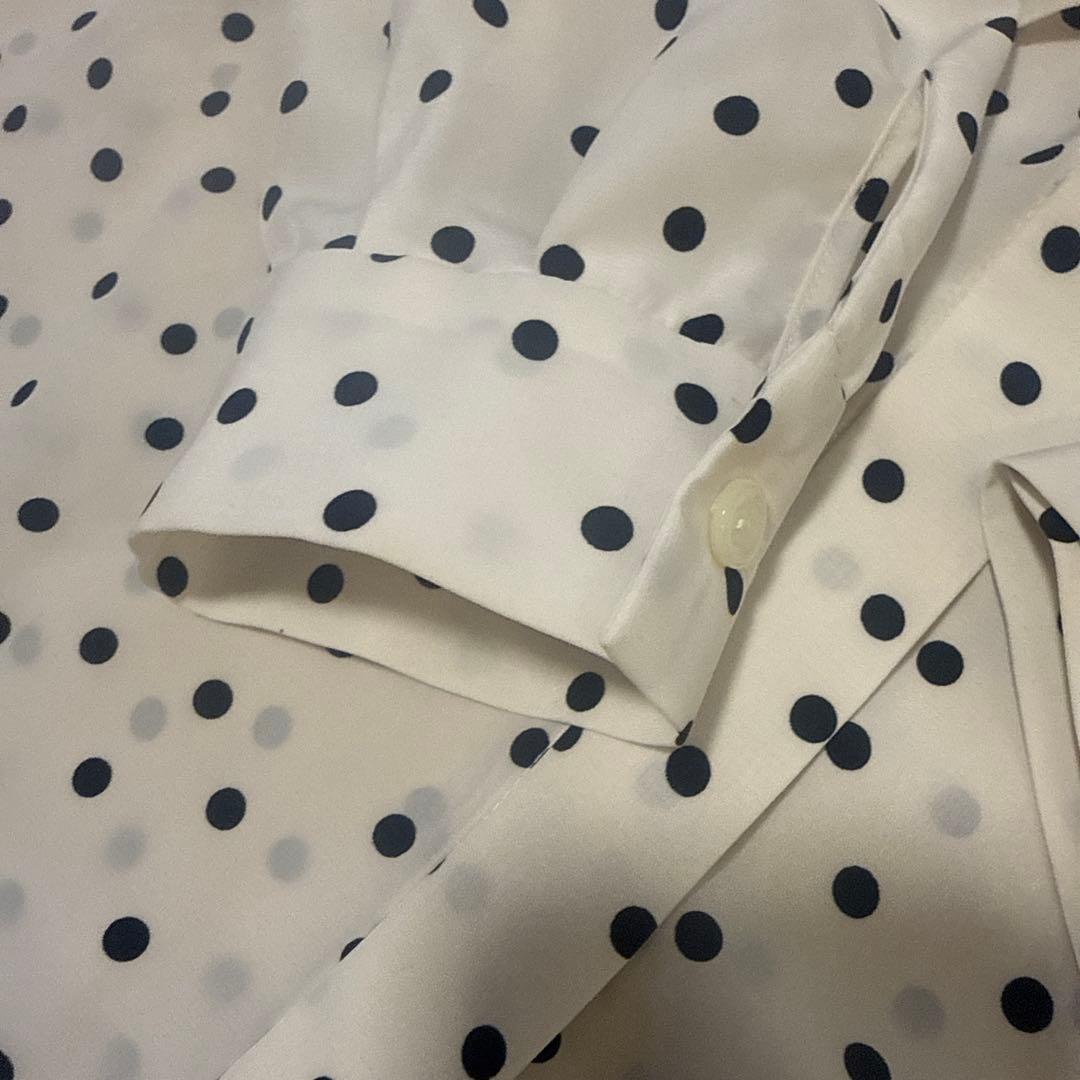 TIARA フリル付き水玉長袖ブラウス