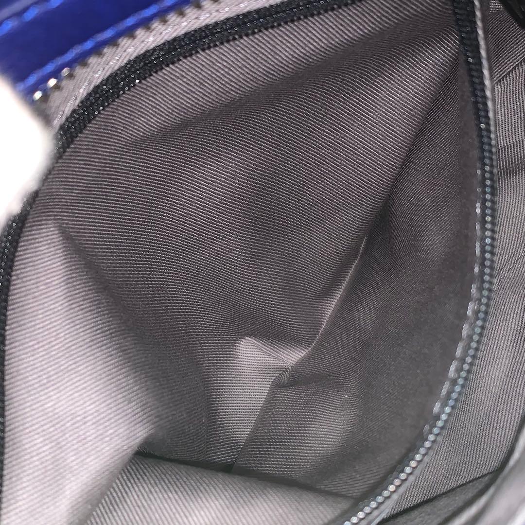 美品✨kawa-kawaカワカワ ハトメ ボディバッグ ショルダー レザー 紺色