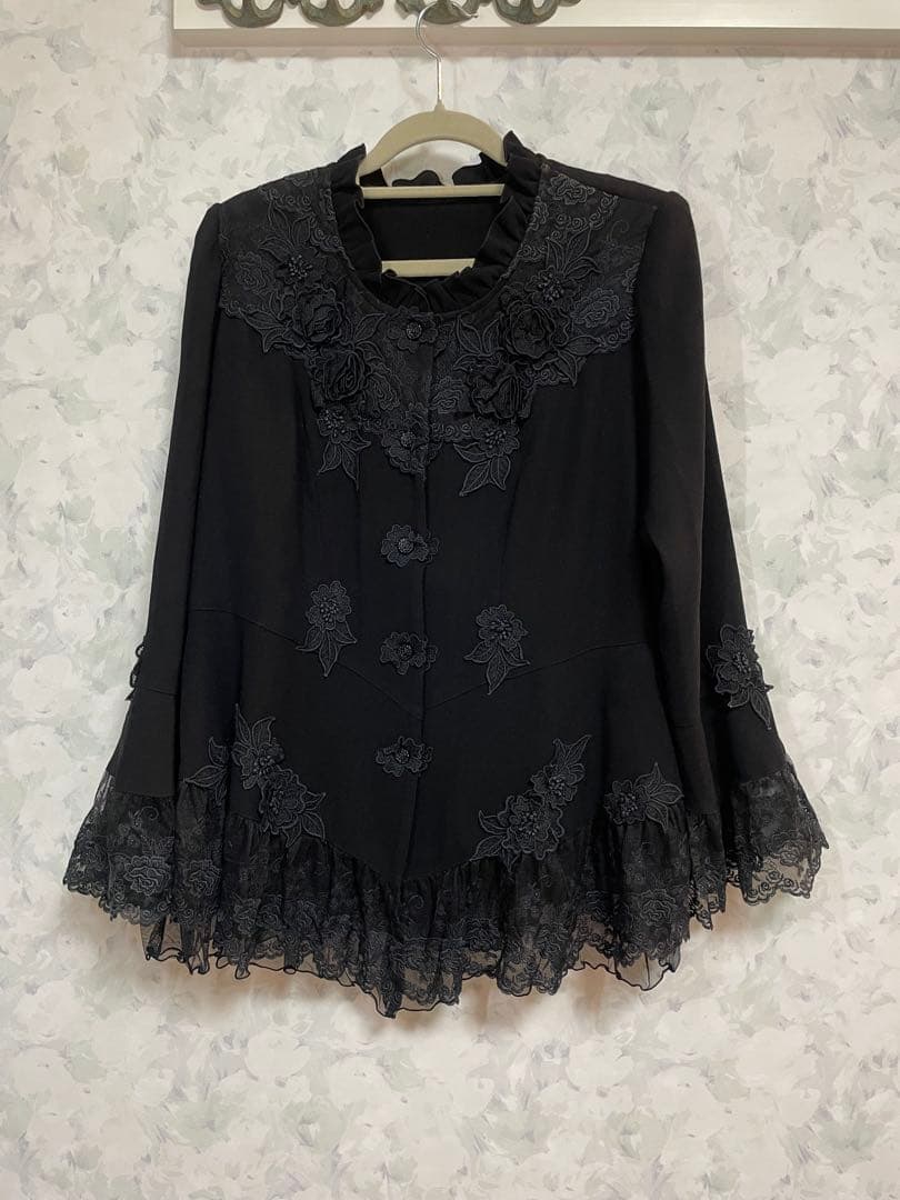 【未使用品】アトリエまりこ　レースお花付き黒ブラウス フリーサイズ