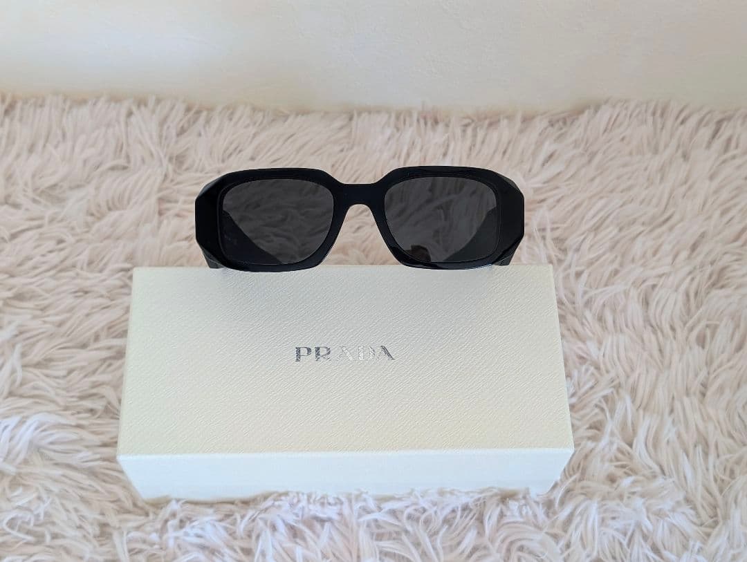 信 新品同様！PRADA プラダ シンボルサングラス