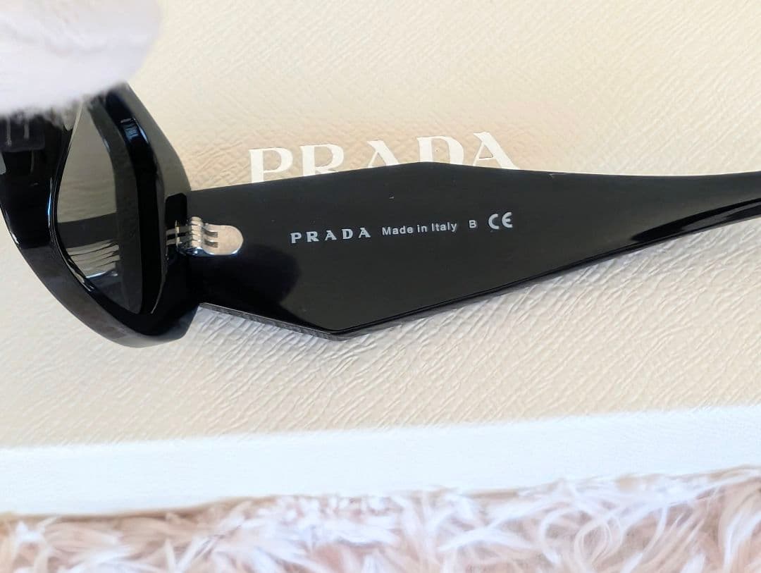 信 新品同様！PRADA プラダ シンボルサングラス