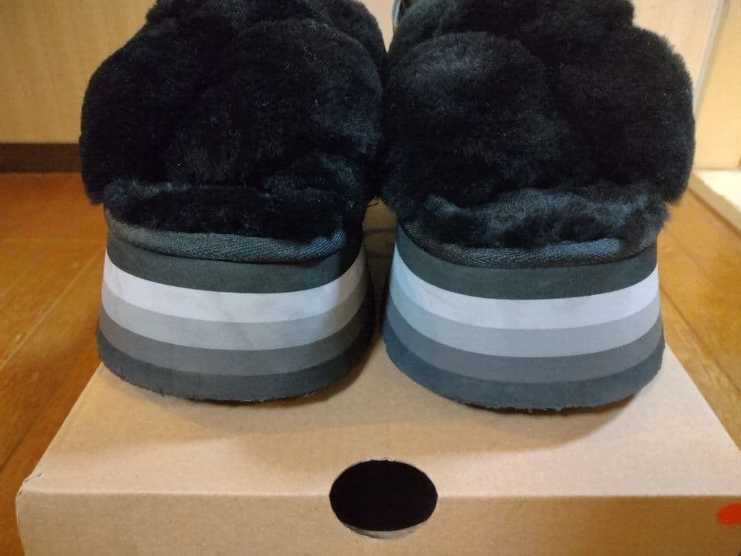 ゆ*ま様 【美品】UGG ディスコ ノット スライド 厚底サンダル ブラック 2