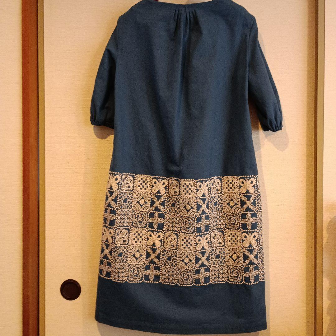 刺繍入り青の七分袖ひざ丈ワンピース