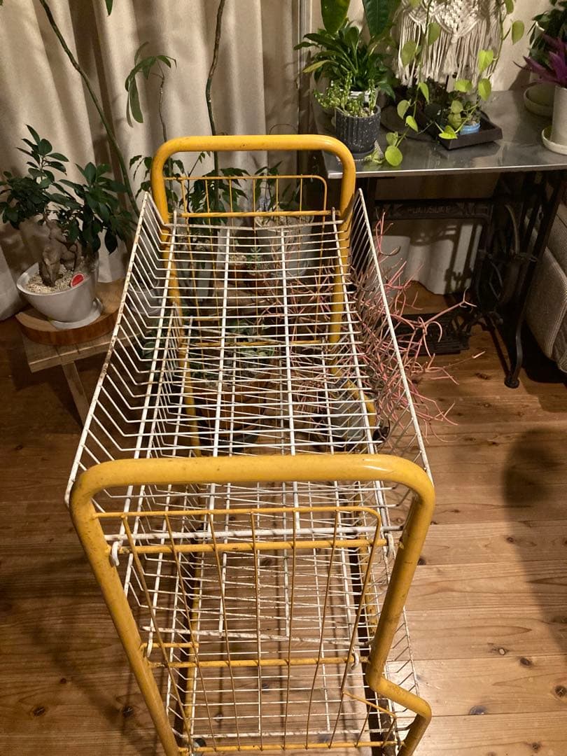 昭和レトロ　ワイヤーラック3段仕様　キャスター付　店舗什器　シャビーラック③