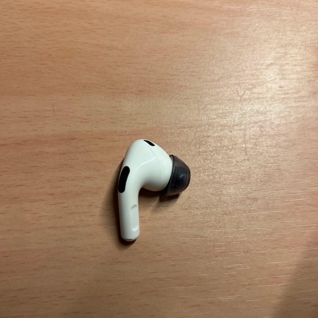 AirPods Proケースと右耳のみ