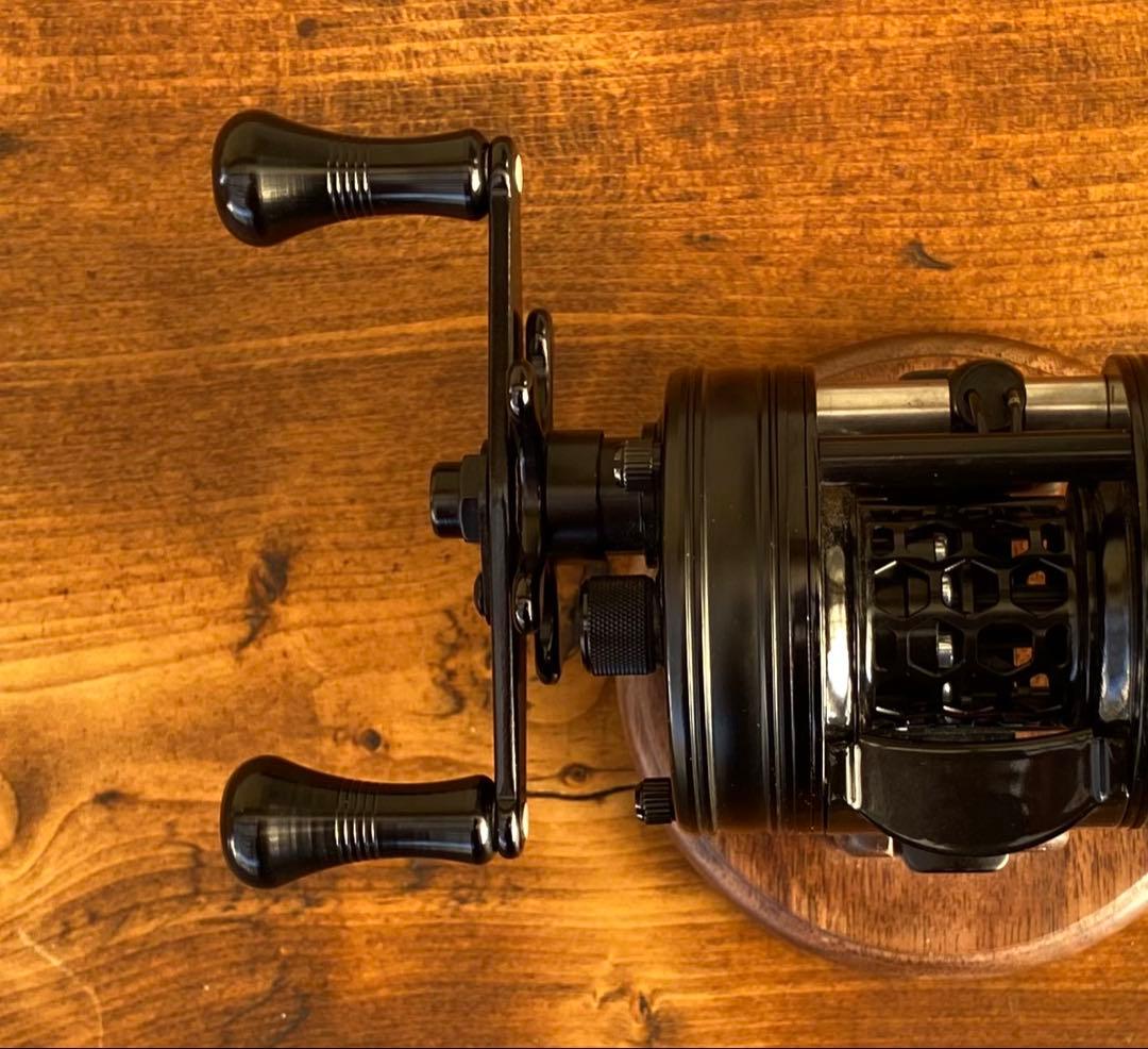 新品未使用　トラウト　ベイトリール　丸型　リール　ブラック×ブラック　渓流釣り