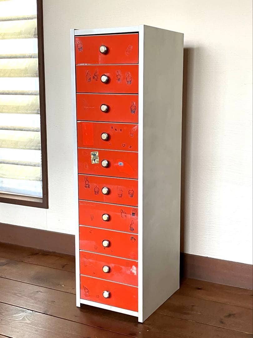 昭和レトロでスリムなチェスト はオレンジ色 中古家具 シールやその跡形あり