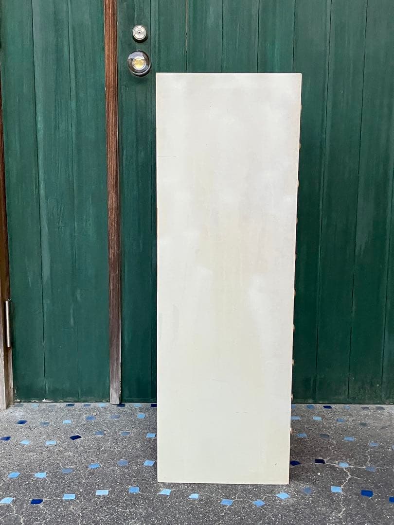 昭和レトロでスリムなチェスト はオレンジ色 中古家具 シールやその跡形あり