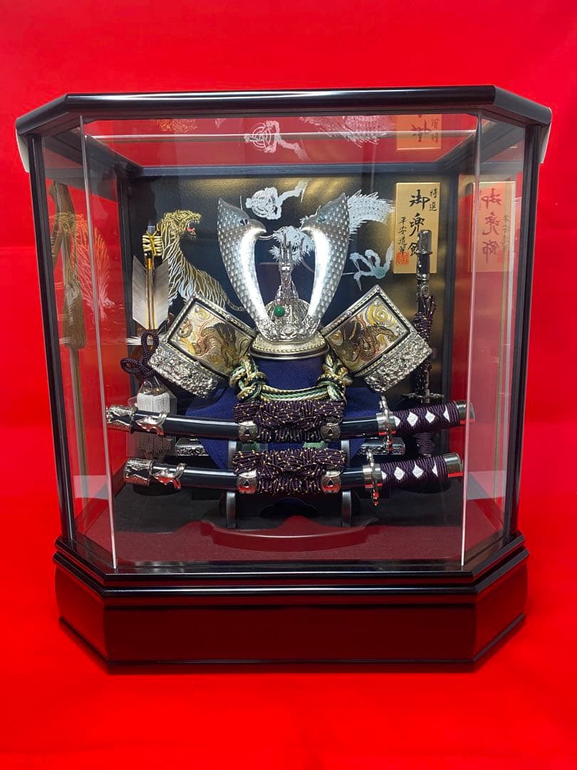 五月人形　龍頭付きシルバー兜飾り　六角アクリルケース入