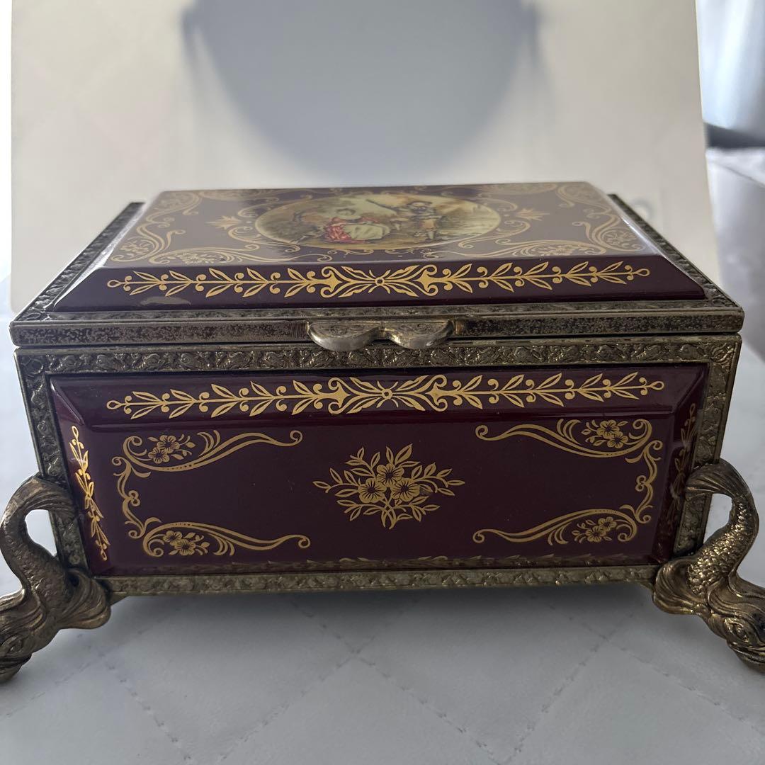 スイス製赤紫色の金色装飾オルゴール