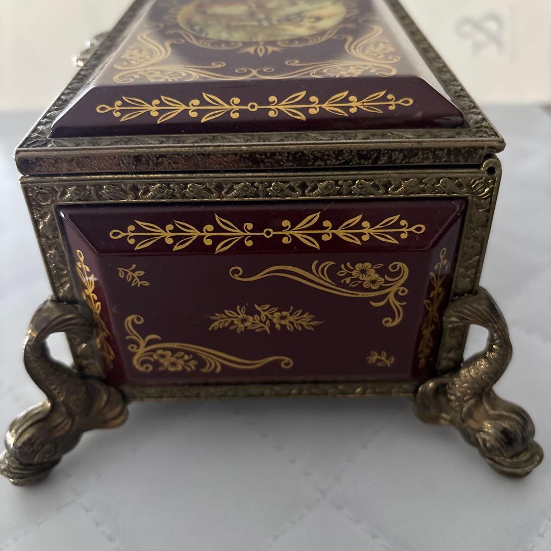 スイス製赤紫色の金色装飾オルゴール