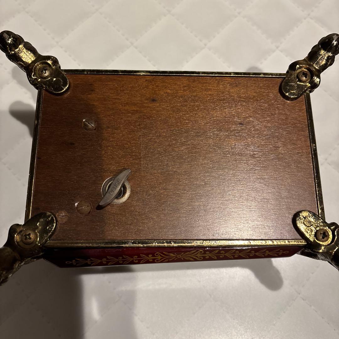 スイス製赤紫色の金色装飾オルゴール