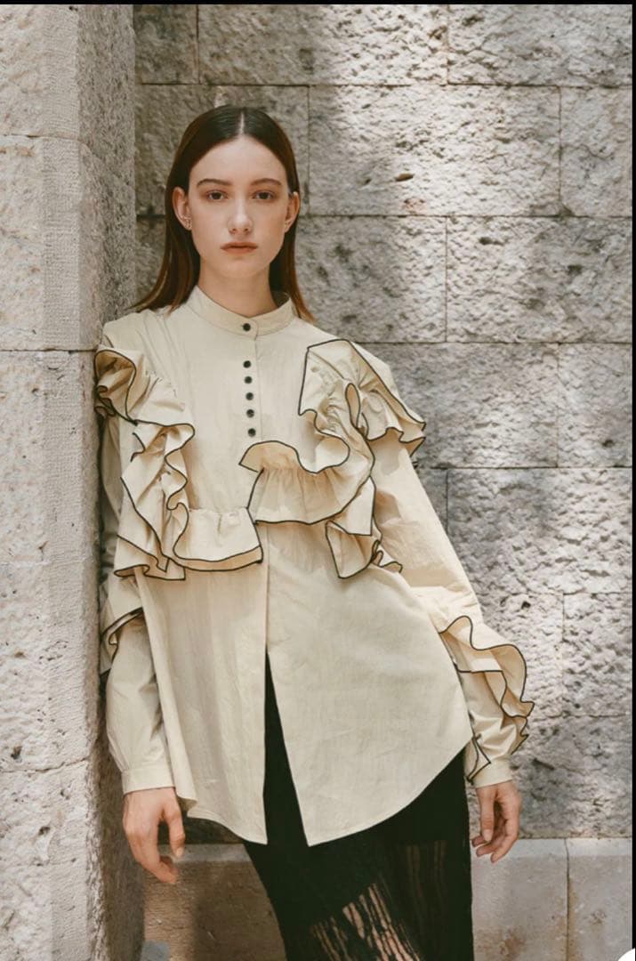 みー　FEELING FRILLS BLOUSE