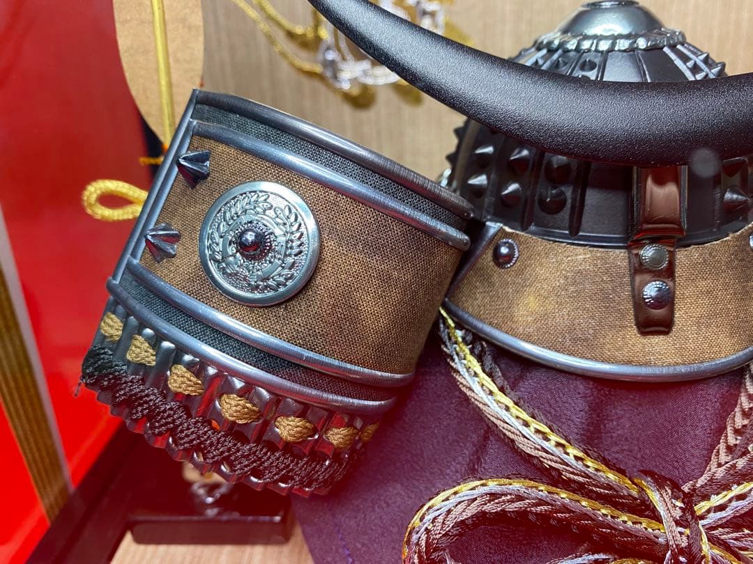 伊達政宗　東京久月　五月人形　家紋付マットブラック兜飾り木目六角アクリルケース入