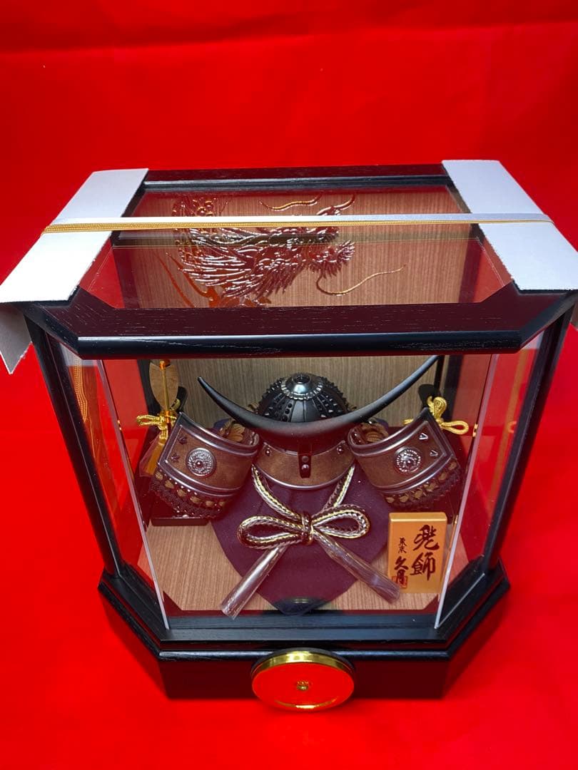 伊達政宗　東京久月　五月人形　家紋付マットブラック兜飾り木目六角アクリルケース入