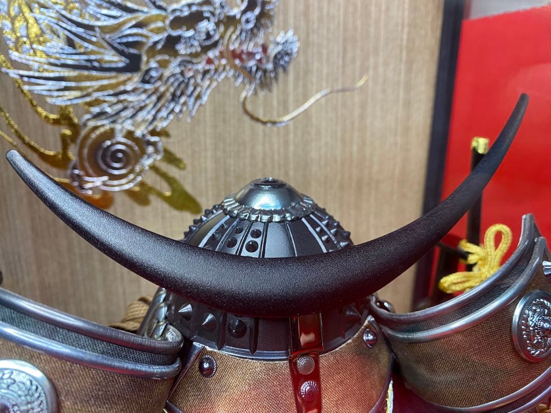 伊達政宗　東京久月　五月人形　家紋付マットブラック兜飾り木目六角アクリルケース入