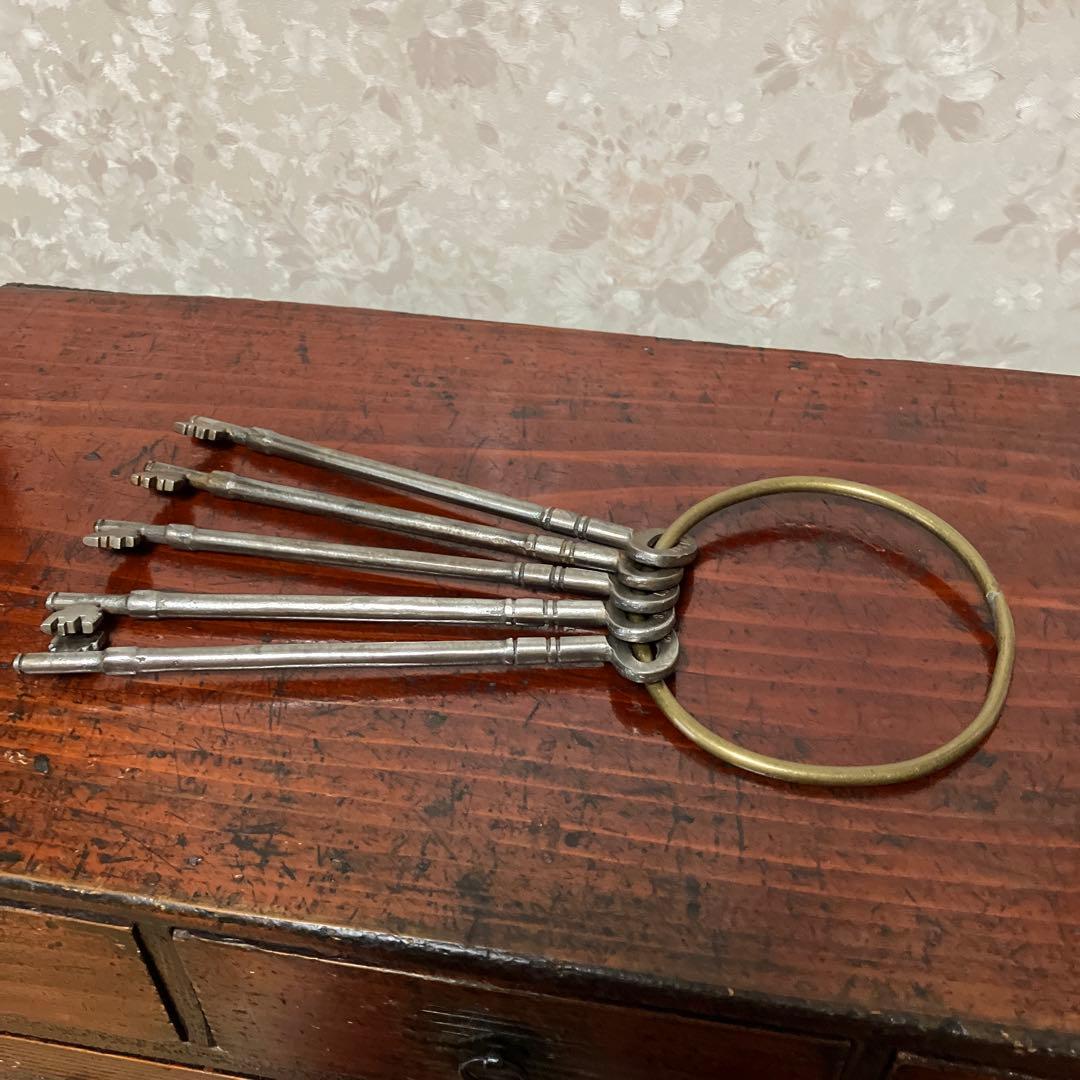 「Ｕ．Ｓ．Ｎ．ＰＯＲＴＳＭＯＵＴＨ」刻印リングと取付られた鍵５本（米海軍関連）