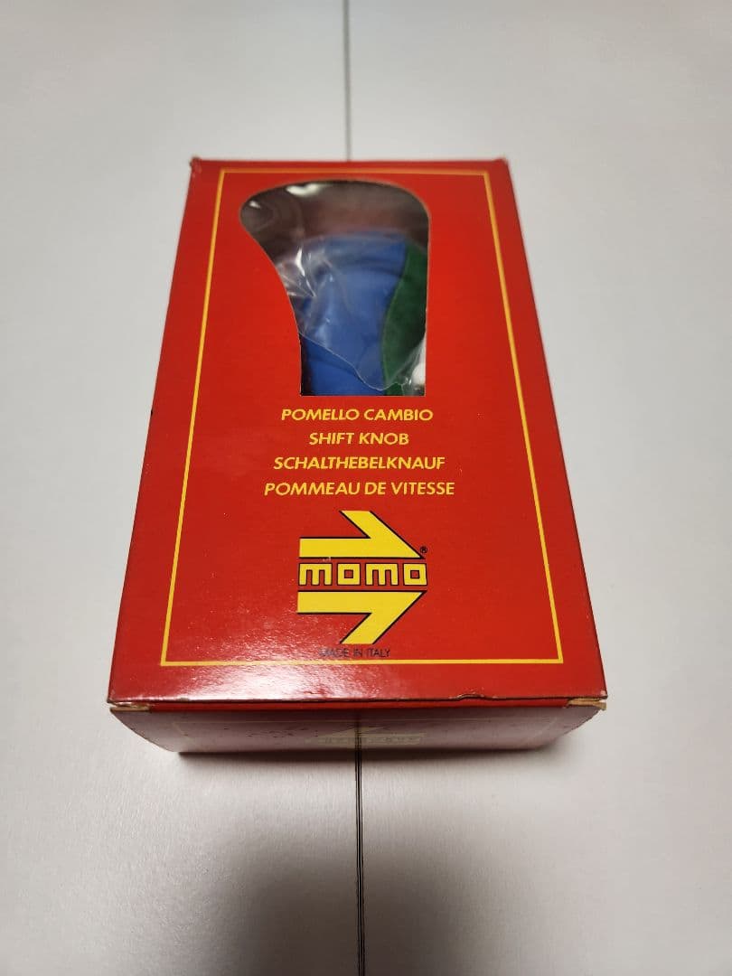 MOMO(イタリア製)のベネトンカラーのステアリングとシフトノブ及びホーンボタン